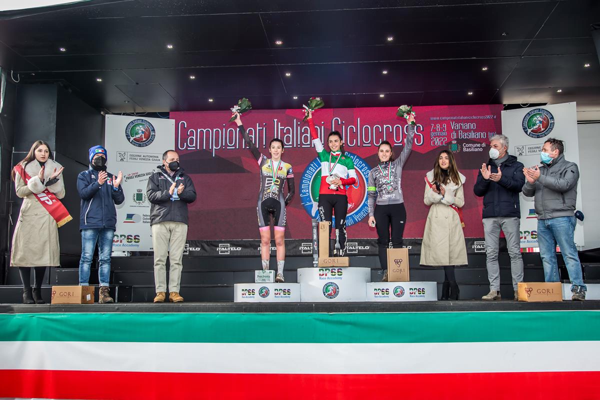 Podio Campionato Italiano Ciclocross Donne Junior 2022 a Variano vinto da Sophie Auer (foto Alessandro Billiani)