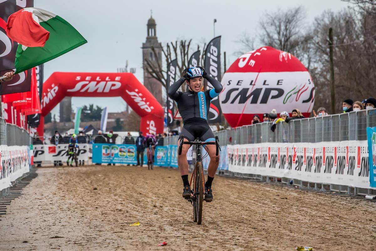 Samuele Scappini vince il Campionato Italiano Ciclocross Juniores 2022 a Variano (foto Alessandro Billiani)