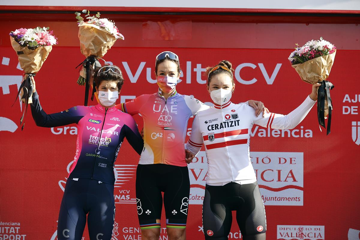 Il podio della Vuelta CV Feminas 2022 (foto Sprint Cycling Agency)