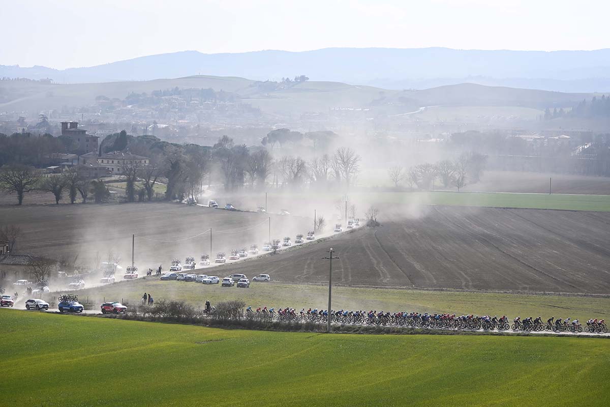 Un suggestivo passaggio della Strade Bianche 2022 (foto La Presse)