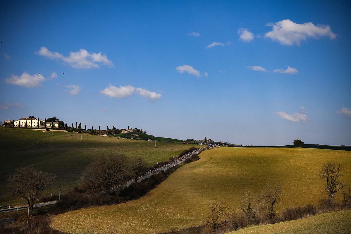 Un suggestivo passaggio della Strade Bianche Donne 2022 (foto La Presse)