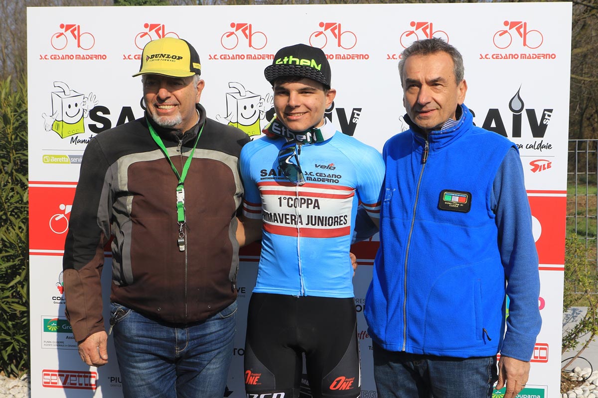 Giuseppe Fontana e Pierenrico Camisasca premiano Matteo Fiorin (foto Fabiano Ghilardi)