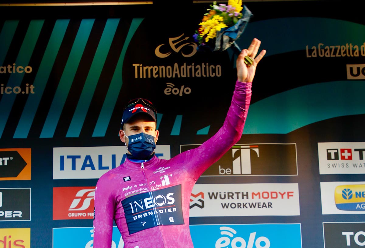 Filippo Ganna leader della maglia azzurra e della maglia ciclamino dopo la seconda tappa della Tirreno-Adriatico 2022 dopo la prima tappa (foto Photobicicialotto)