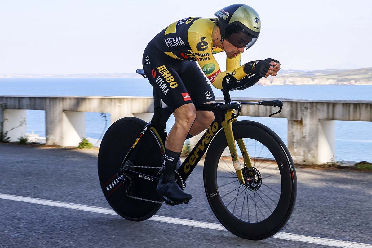 Primoz Roglic vince la prima tappa a cromometro della Itzulia Basque Country 2022 (foto Luis Angel Gomez/SprintCyclingAgency)