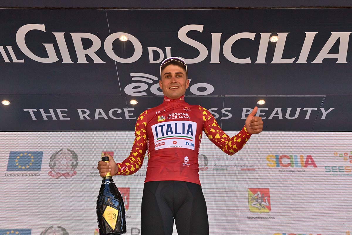 Matteo Malucelli leader dopo la prima tappa del Giro di Sicilia (foto La Presse)