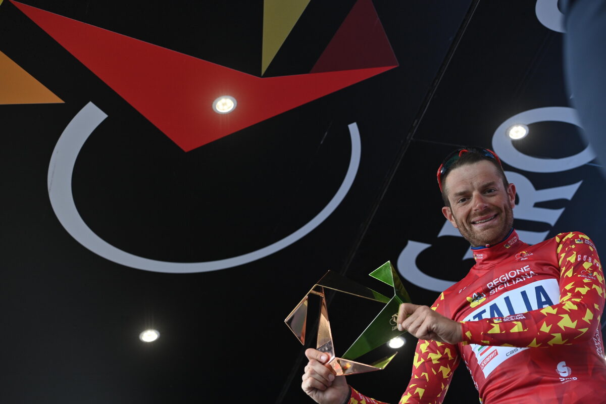 Damiano Caruso con il Trofeo del 3° Giro di Sicilia - Credit LaPresse