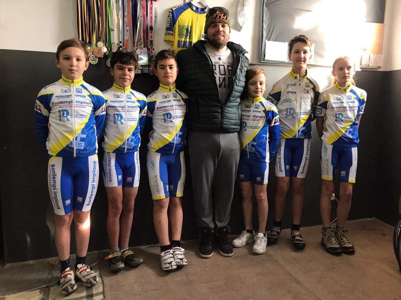 I ragazzi ucraini con il loro allenatore con le divise della Progetto Ciclismo Rodengo Saiano