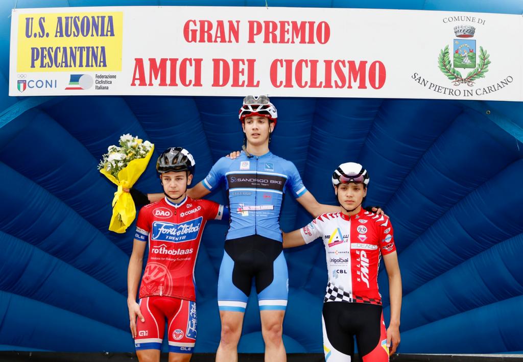 Il podio del Gp Amici del Ciclismo Esordienti 2° anno a San Pietro in Cariano (foto Photobicicailotto)