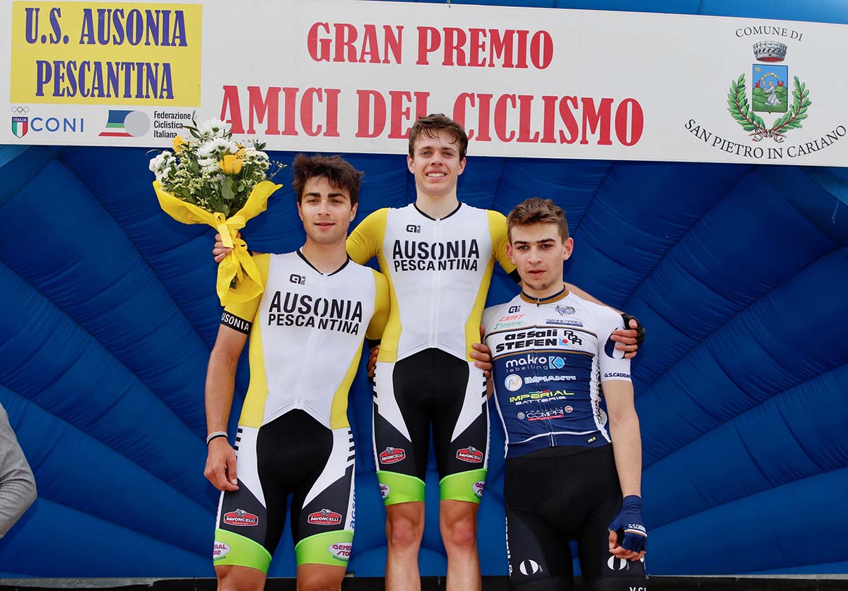 Il podio della gara Juniores di San Pietro in Cariano (foto Photobicicailotto)