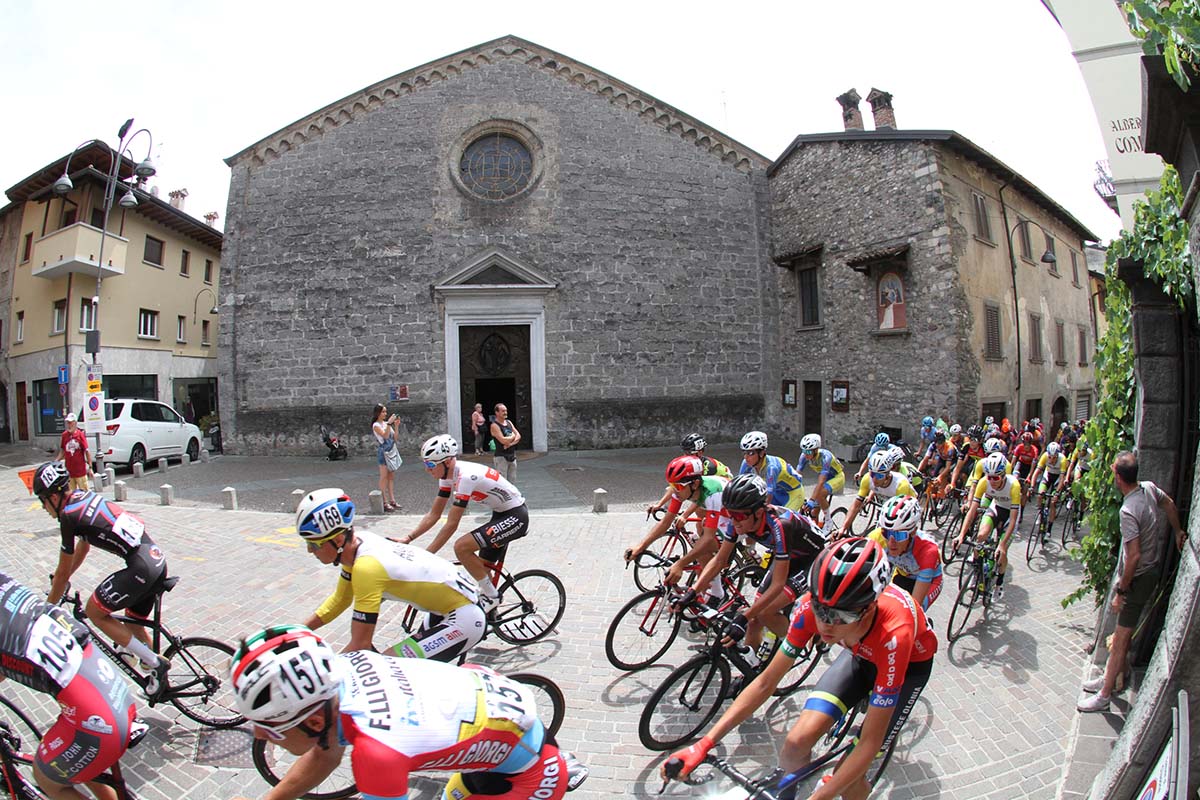 Un passaggio del Criterium 648 Juniores a Clusone (foto Giuliano Viganò)