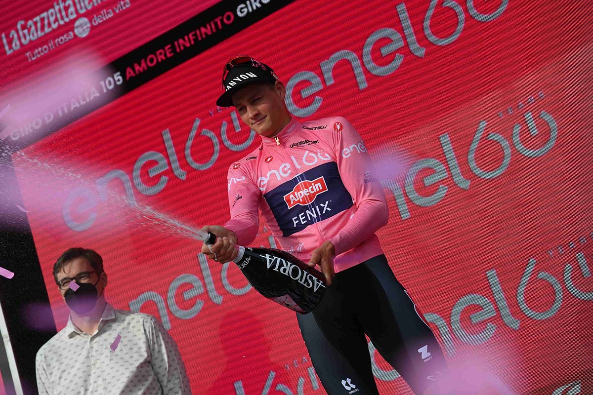 Mathieu Van der Poel resta maglia rosa dopo la seconda tappa a cronometro del Giro d'Italia 2022 (foto La Presse)