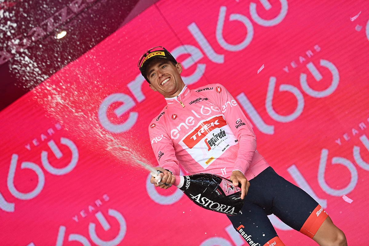 Juan Pedro Lopez maglia rosa del Giro d'Italia 2022 (foto La Presse)