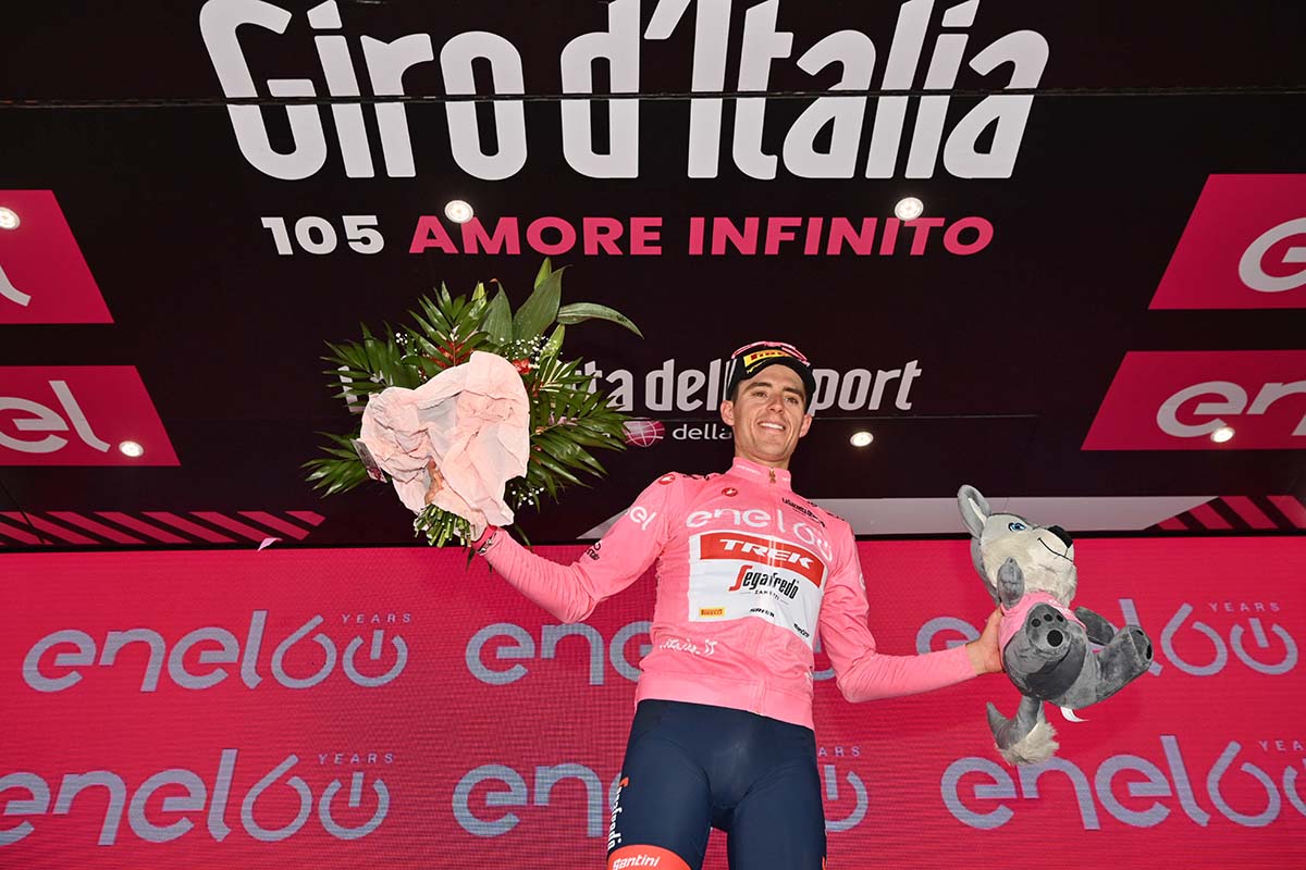 Juan Pedro Lopez maglia rosa del Giro d'Italia 2022 (foto La Presse)