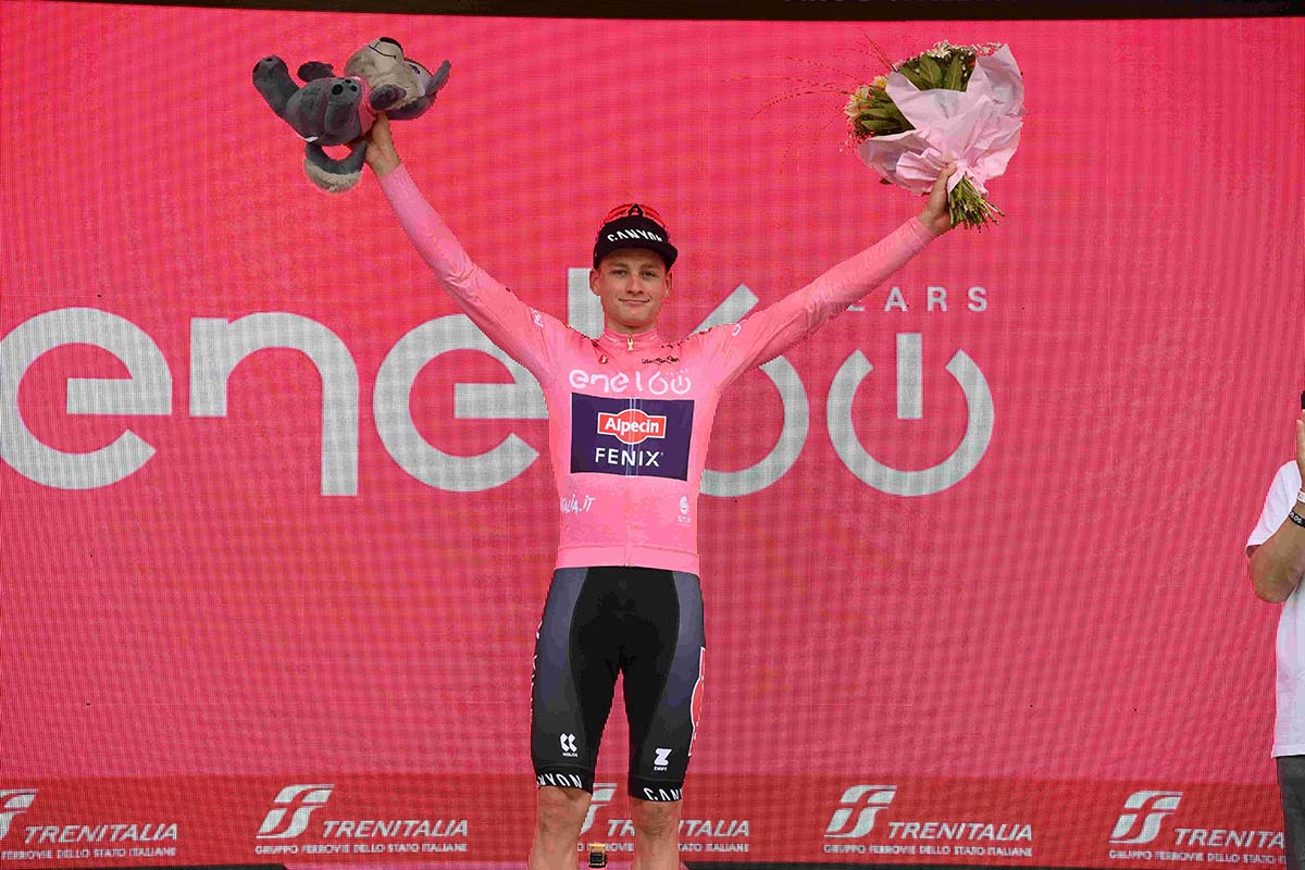 Mathieu Van der Poel matiene la maglia rosa dopo la terza tappa del Giro d'Italia 2022 (foto La Presse)