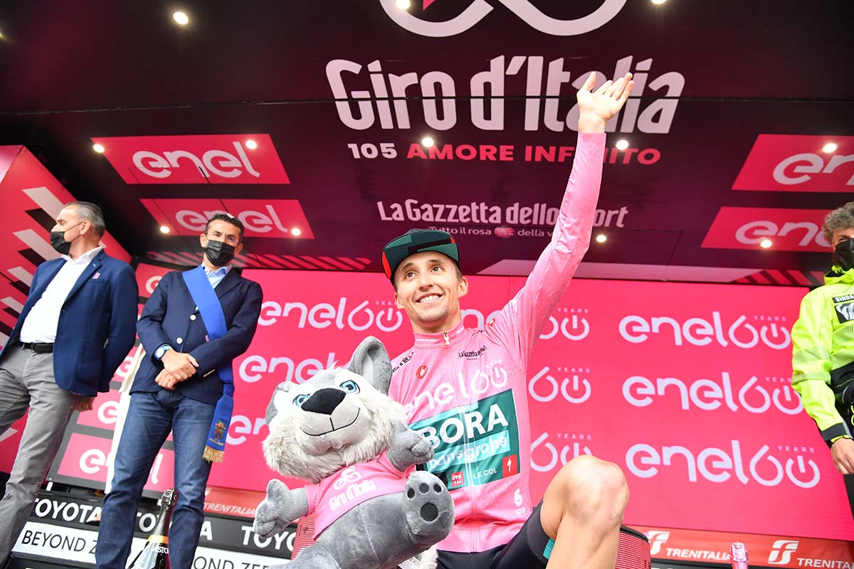 Jai Hindley nuova maglia rosa del Giro d'Italia 2022 (foto La Presse)