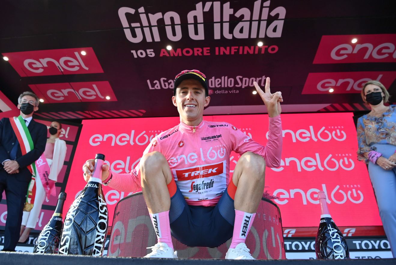 Juan Pedro Lopez maglia rosa del Giro d'Italia 2022 (foto La Presse)