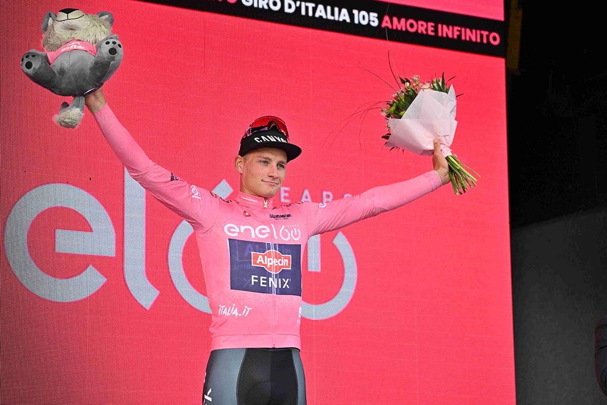 Mathieu Van der Poel prima maglia rosa del Giro d'Italia 2022 (foto La Presse)