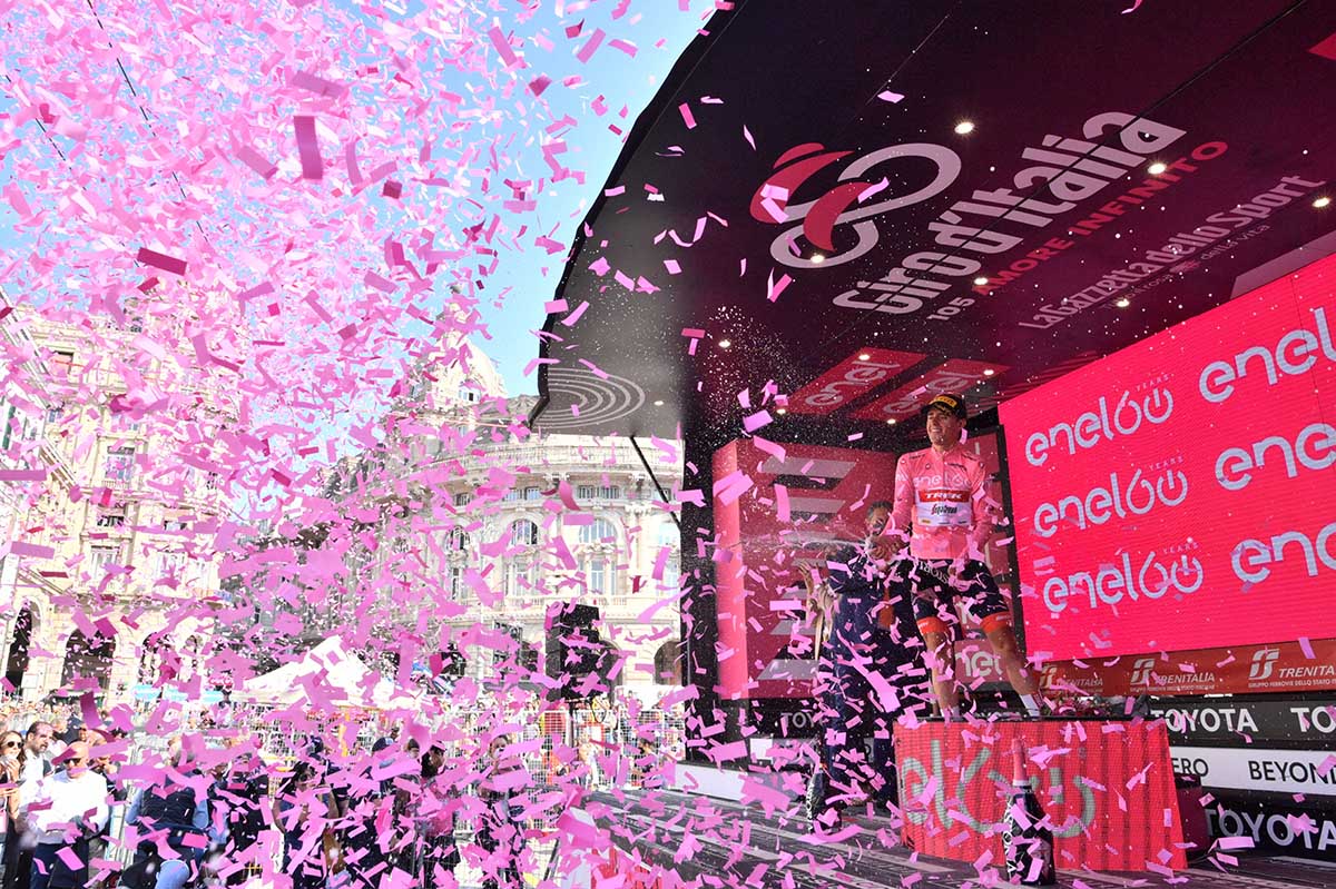 Juan Pedro Lopez maglia rosa del Giro d'Italia 2022 (foto La Presse)