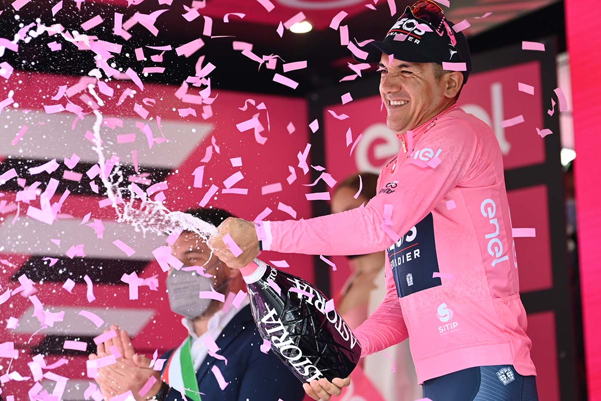 Richard Carapaz ancora in Maglia Rosa (foto La Presse)