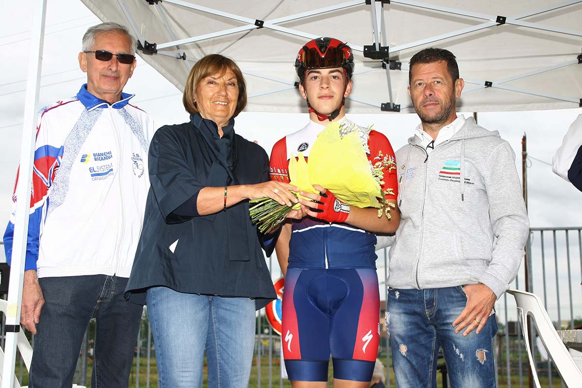 La premiazione di Marco Zoco, vincitore della gara Esordienti 2° anno di Cernusco sul Naviglio (foto Berry)