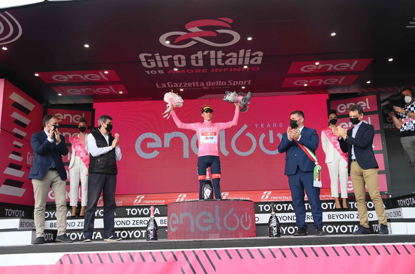 Juan Pedro Lopez maglia rosa del Giro d'Italia 2022 (foto La Presse)