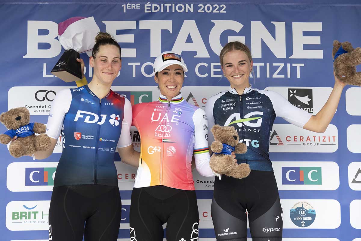Il podio della prima tappa del Bretagne Ladies Tour  2022 (foto SprintCyclingAgency)