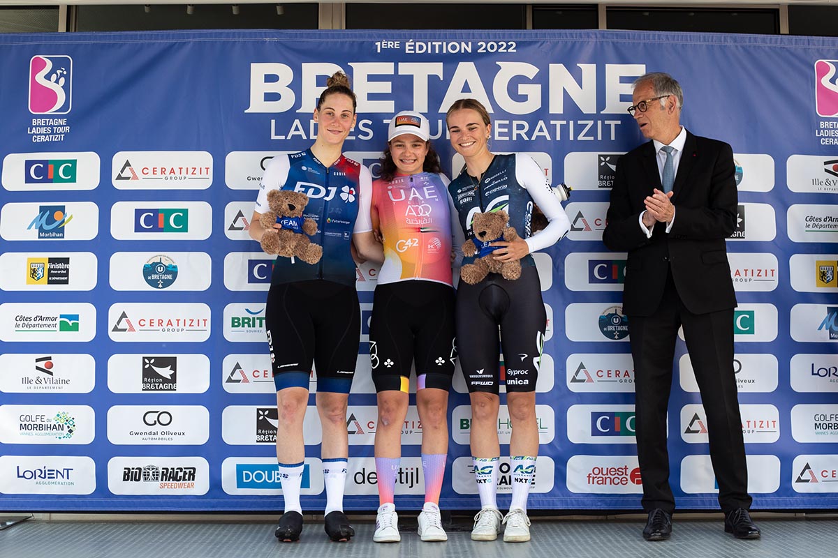 Il podio della terza tappa del Bretagne Ladies Tour 2022 (foto Louis Lambin)
