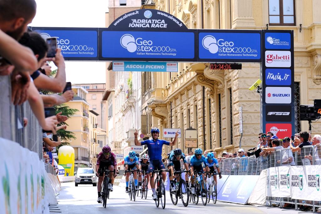Christian Scaroni vince la quinta e ultima tappa di Adriatica Ionica Race 2022
