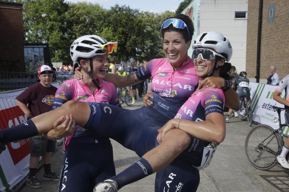 Ilaria Sanguineti carried in triumph by her teammates - credit Cor/Vos