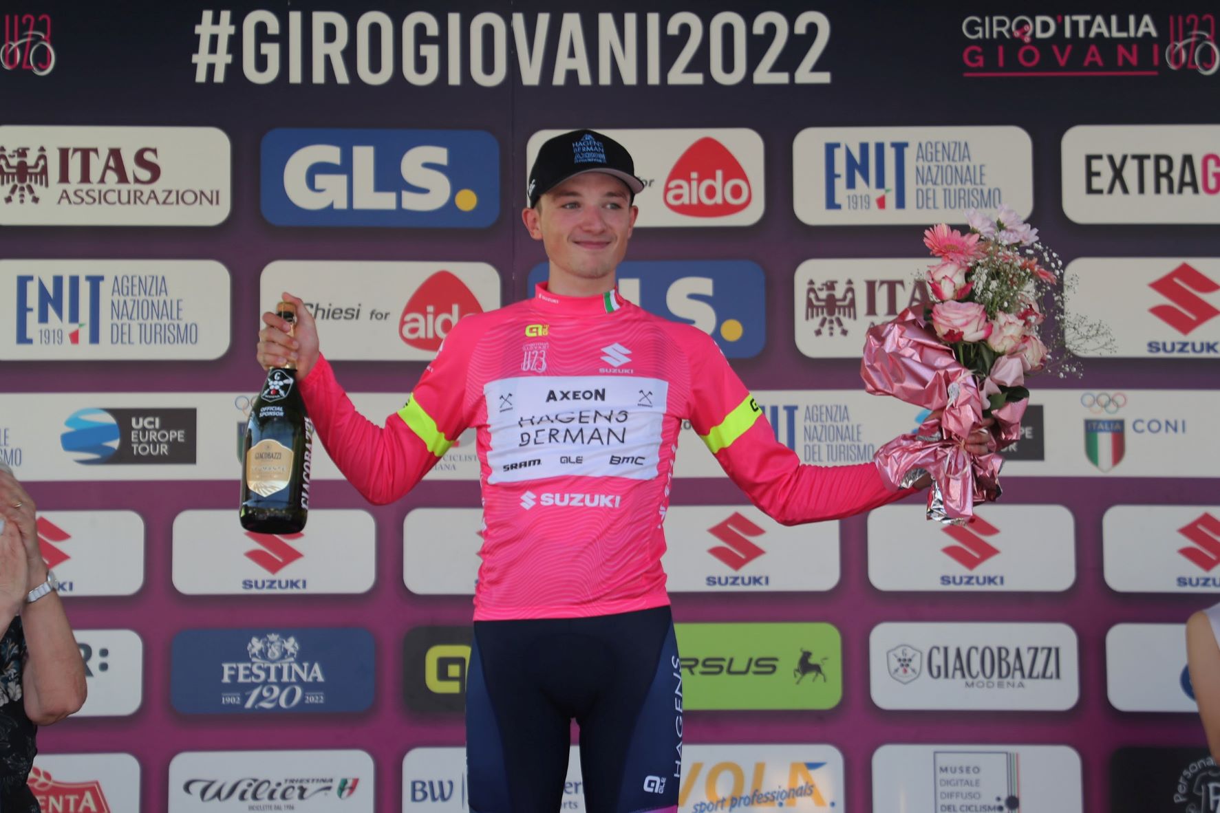 Leo Hayter maglia rosa al Giro d'Italia U23 2022 (foto Isolapress)