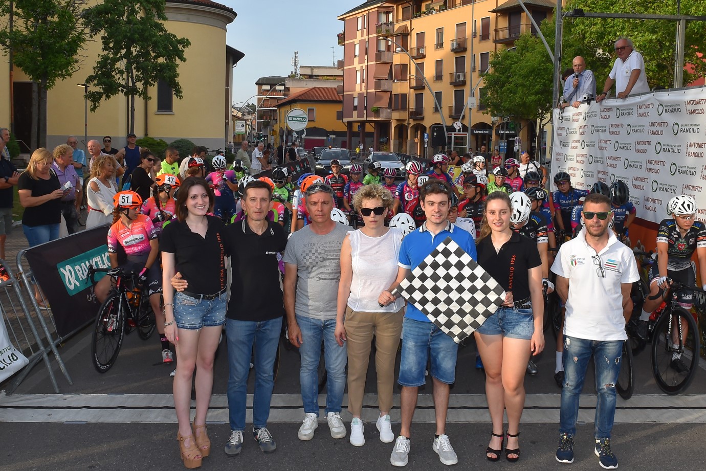 Gli organizzatori alla partenza del Trofeo Rancilio Ladies 2022 (foto Walter Todaro)