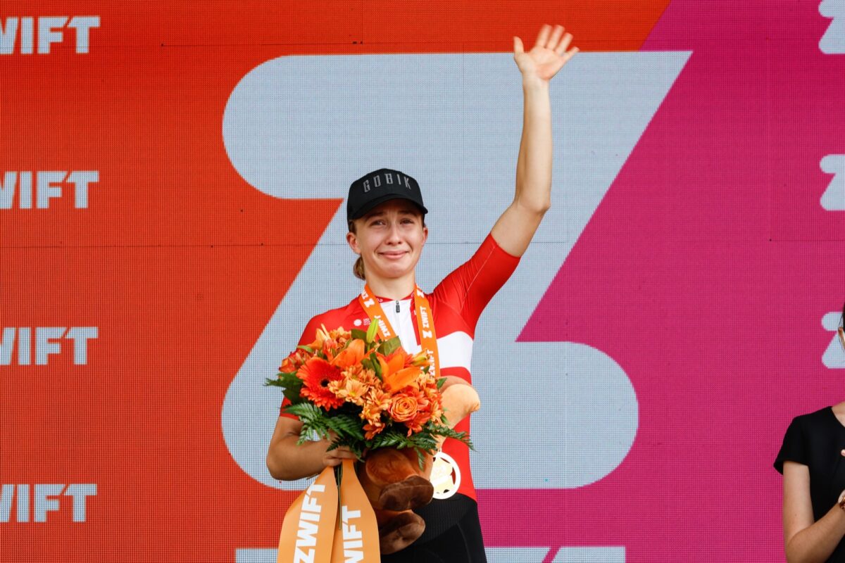 Cecilie Ludwig sul podio della terza tappa - credit A.S.O. Fabien Boukla