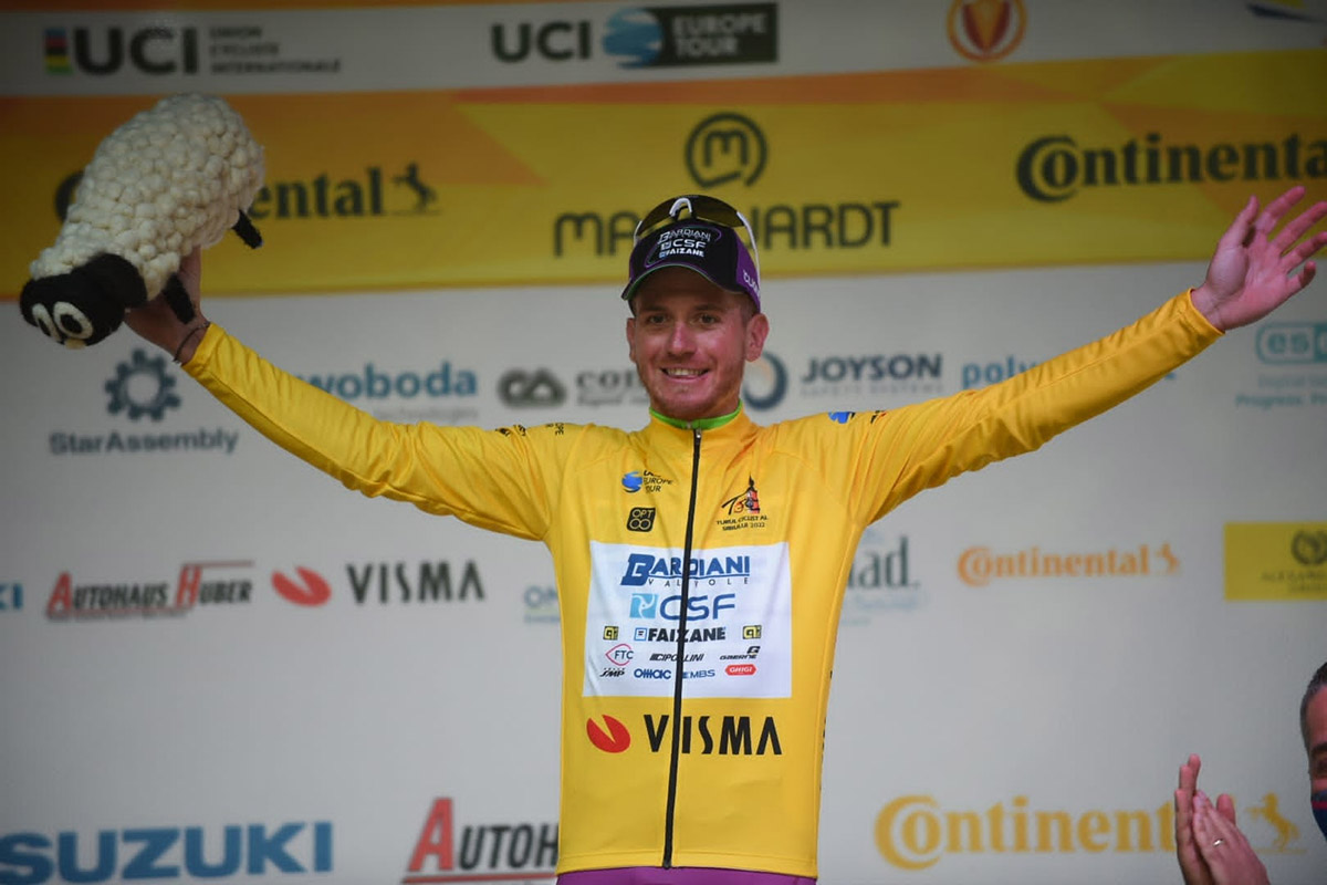 Filippo Fiorelli con la maglia di leader del Sibiu Tour