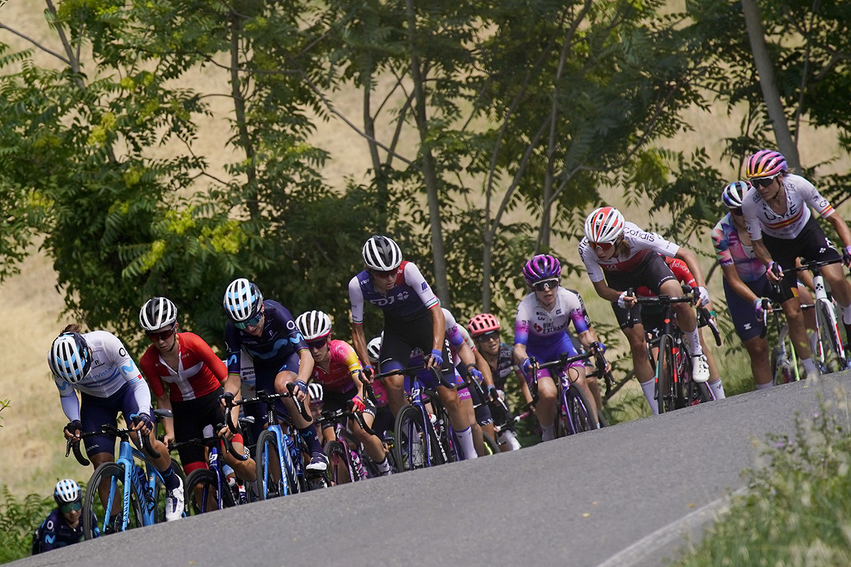 Gruppo in salita sulle strade del Barbotto_sprintcyclingagency