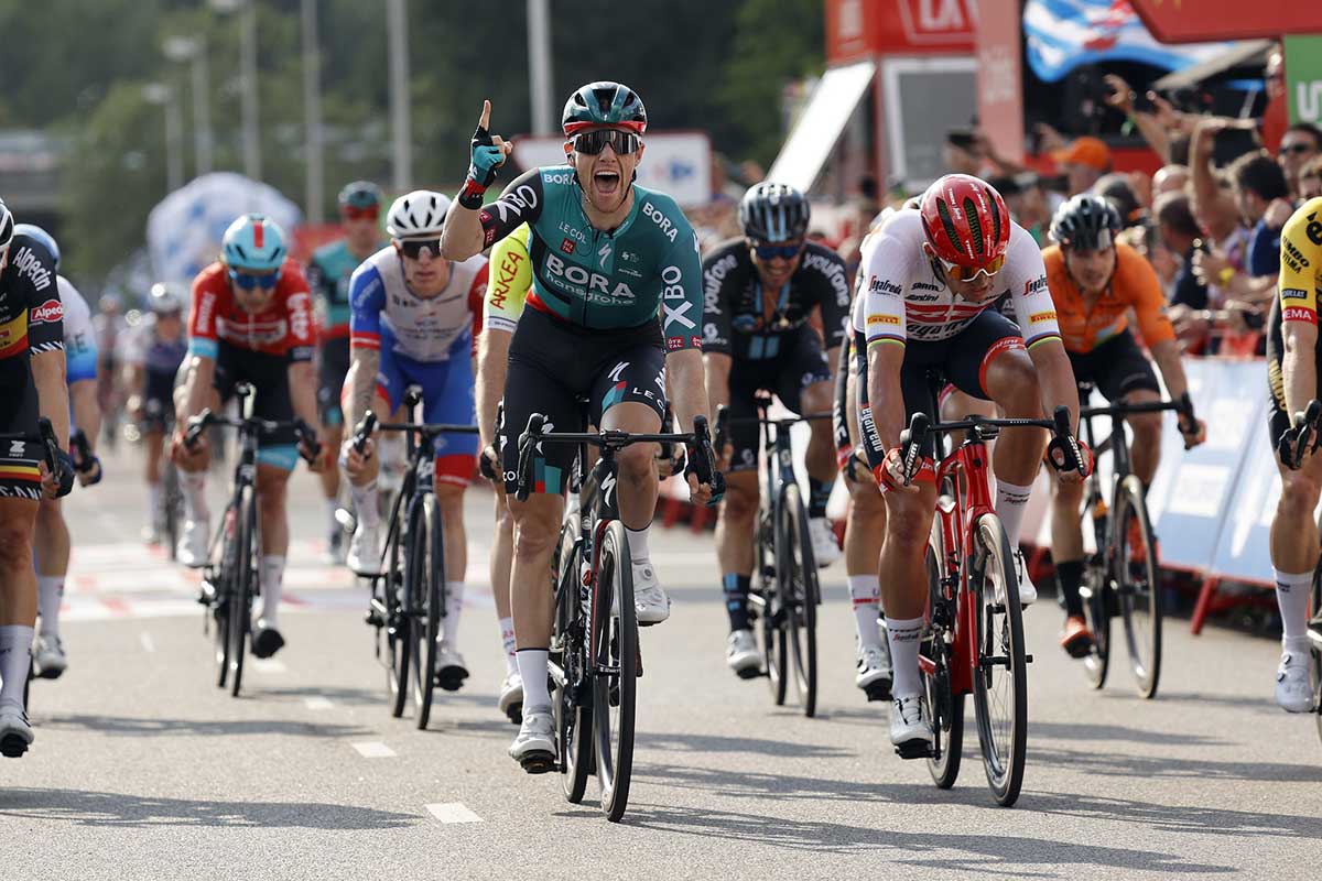 Sam Bennett vince la seconda tappa della Vuelta 2022 (foto Unipublic/Sprint Cycling Agency)