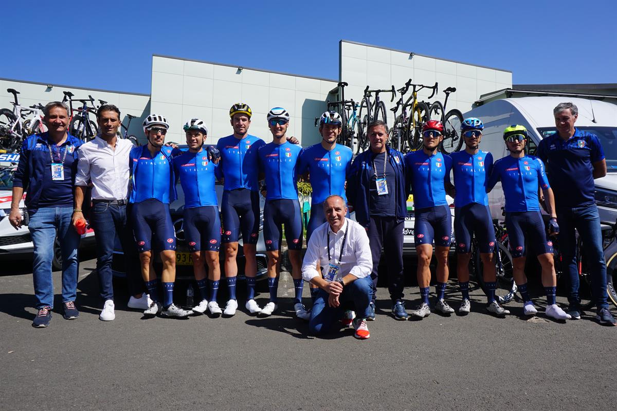 Gli azzurri al via del Mondiale professionisti Wollongong 2022 (foto @federciclismo)