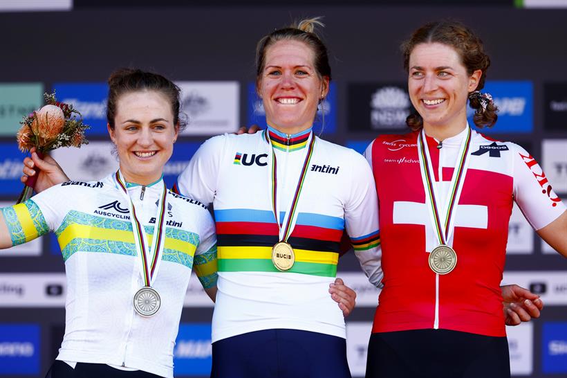 Il podio del Mondiale a cronometro Donne Elite a Wollongong 2022 vinto da Ellen Van Dijk
