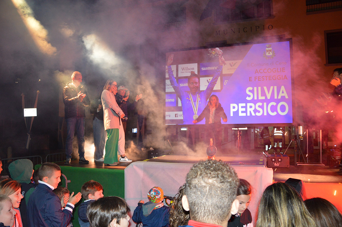 L'arrivo sul palco della due volte bronzo iridato Silvia Persico
