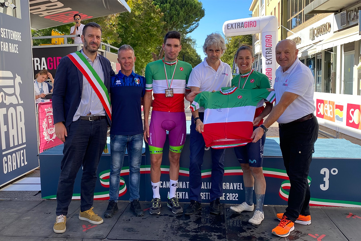 Zoccarato e Barbara Guarischi con le maglie tricolori gravel