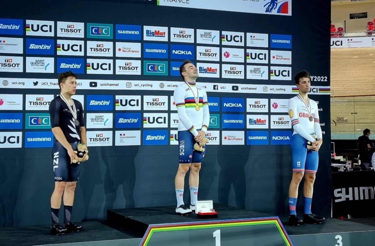 Elia Viviani sul podio dell'eliminazione