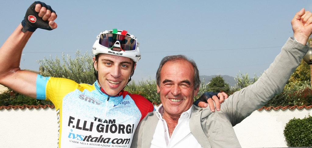 Luca Giaimi vincitore a Camignone con il suo presidente Carlo Giorgi (foto Rodella)