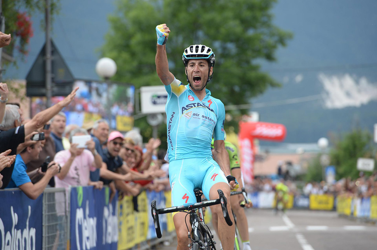 Vincenzo Nibali a braccia alzate sul traguardo dei Campionati Italiani 2014 in Val di Non e Val di Sole - Credit Foto Sirotti