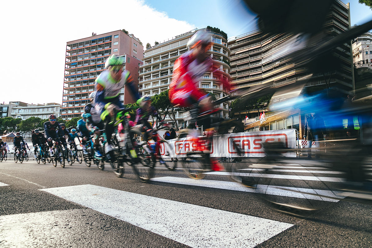 I campioni del ciclismo sfrecciano a Monaco per Beking 2022