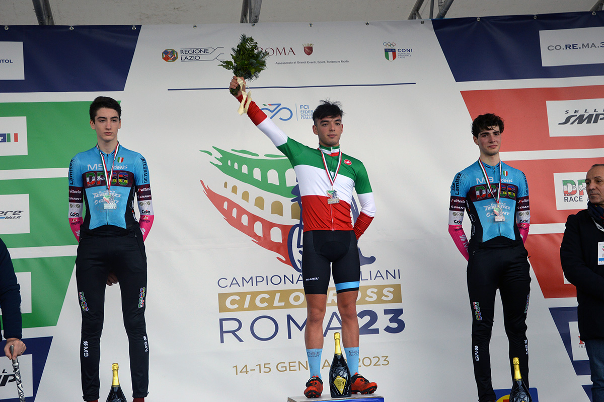 Samuele Scappini sul podio del Campionato italiano ciclocross 2023