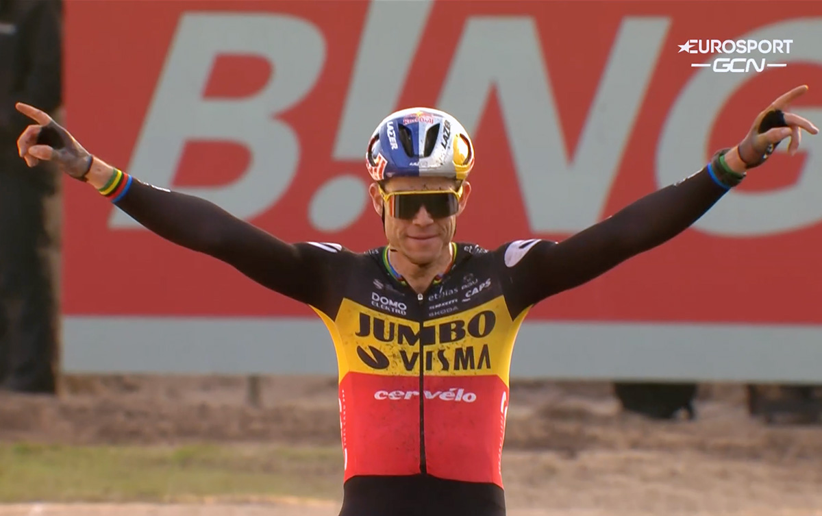 Wout Van Aert si impone anche a Zonhoven