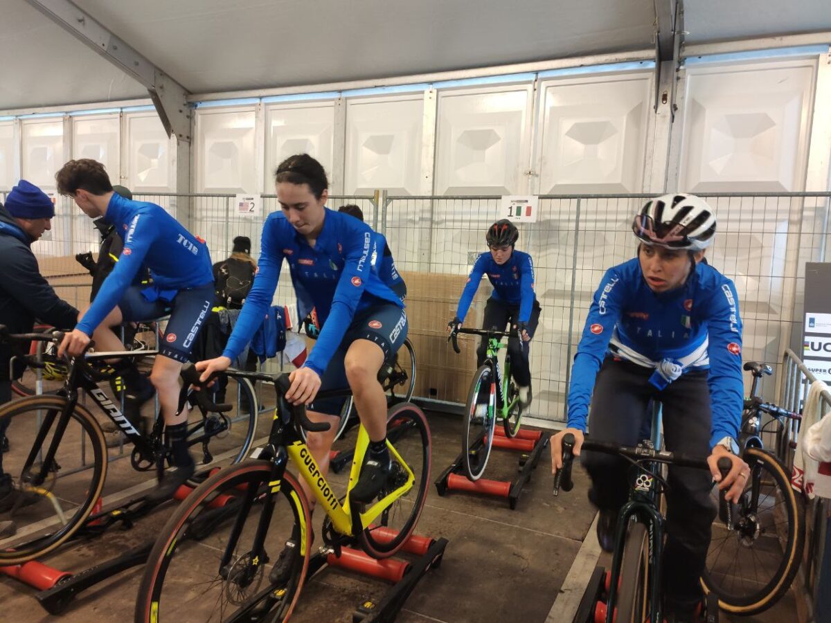 Gli italiani durante il riscaldamentoRelay Italia