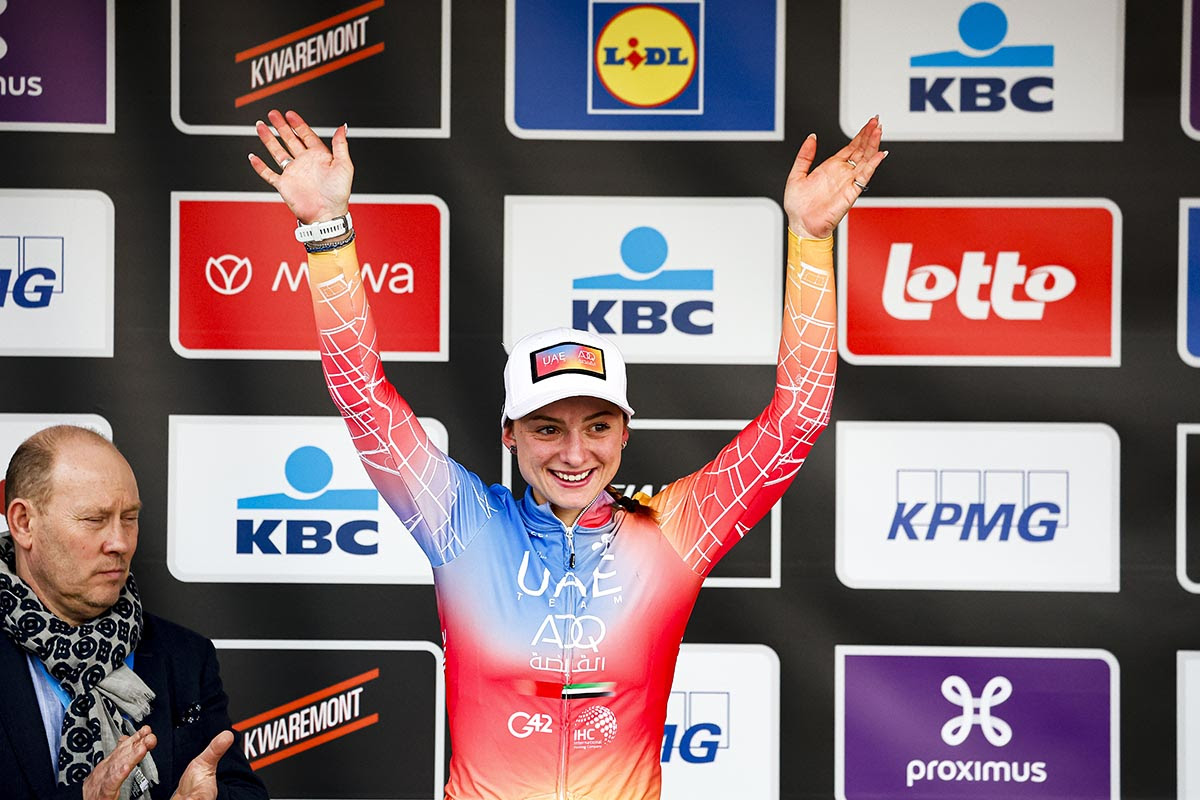 Chiara Consonni sul podio della Dwars door Vlaanderen - credit Sprint Cycling Agency
