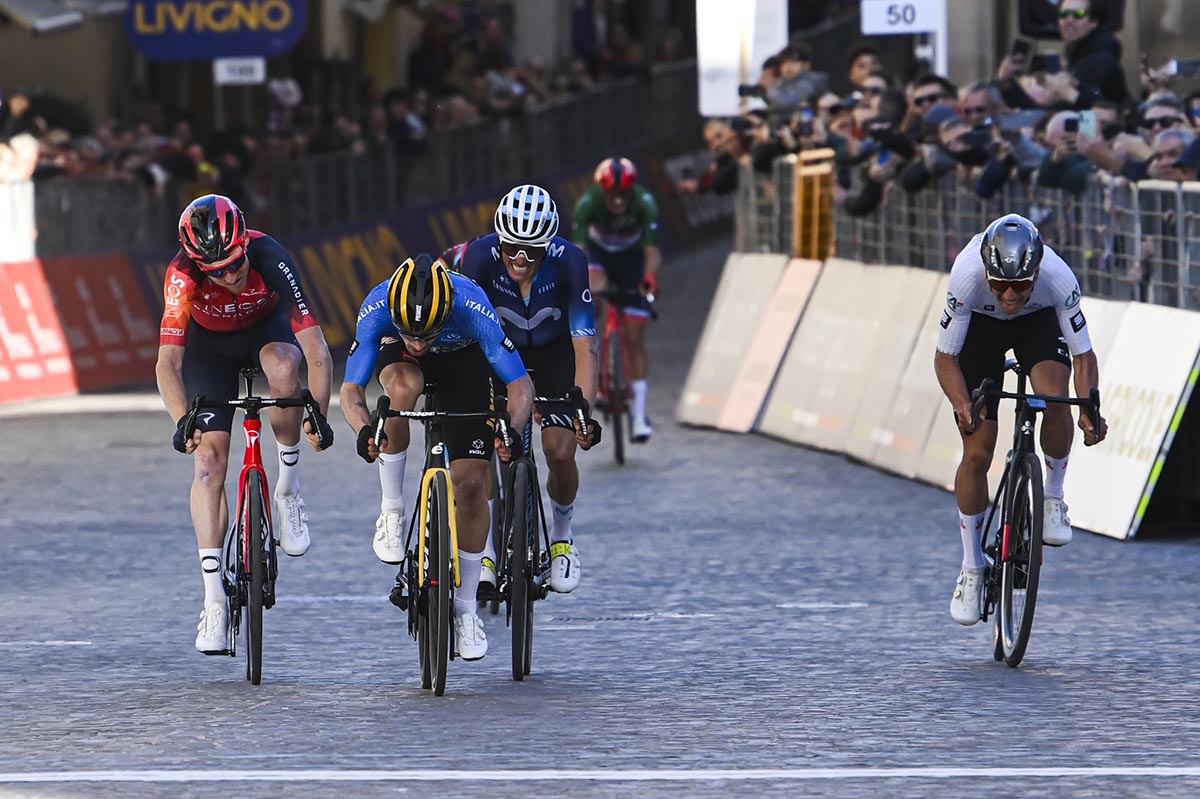 Primoz Roglic vince la sesta tappa della Tirreno-Adriatico a Osimo (foto LaPresse)