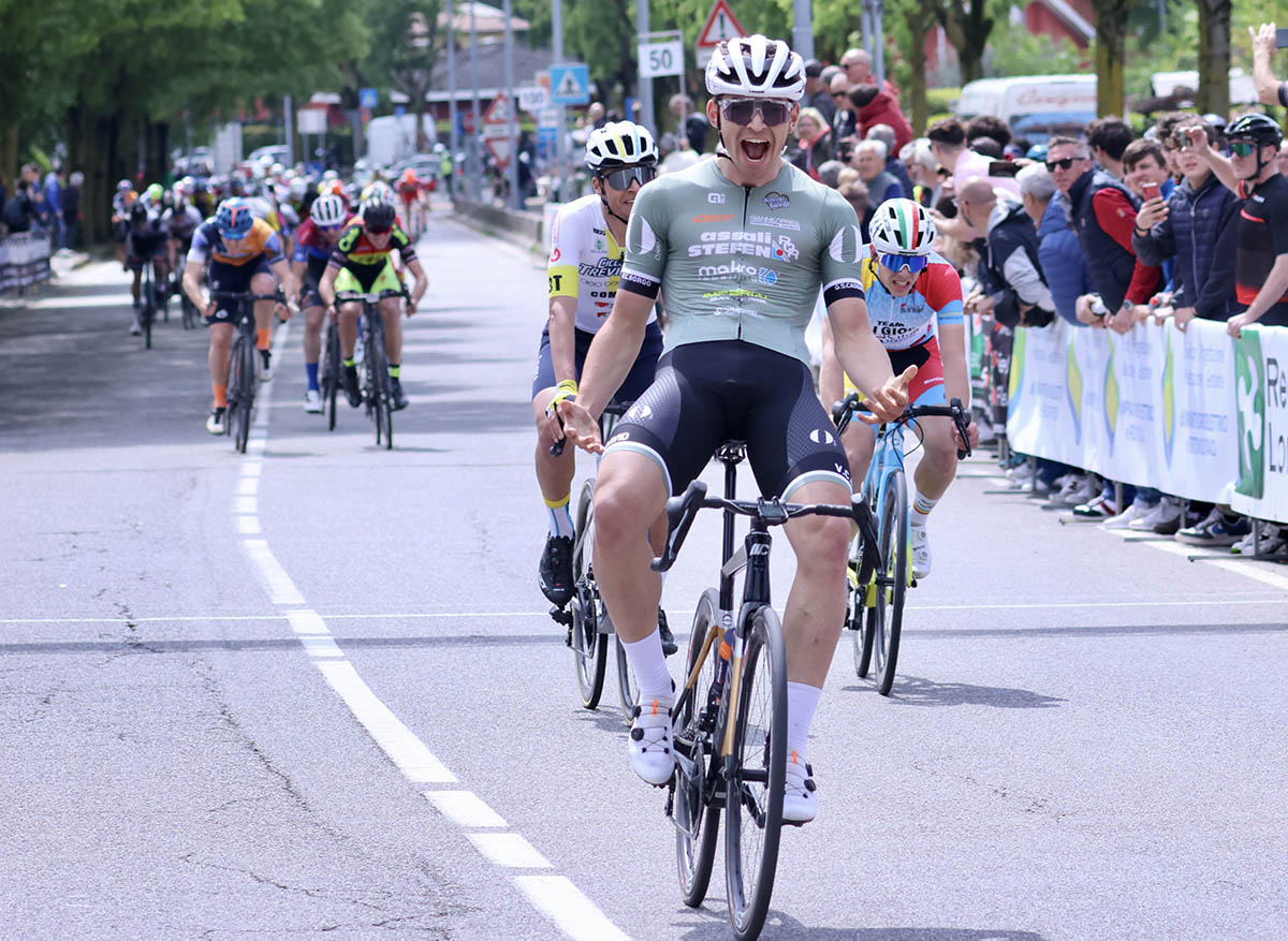 Thomas Capra vince a Camignone (foto Photobicicailotto)