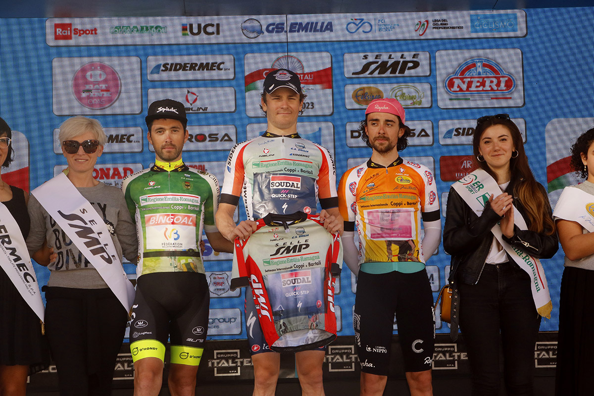 Il podio della classifica generale della Settimana Coppi e Bartali - credit Photobicicailotto